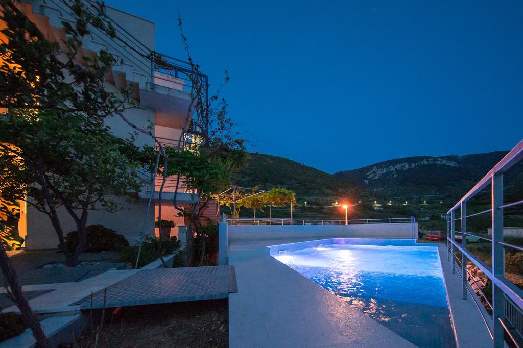 Apartments Zambarlin Komiža Esterno foto