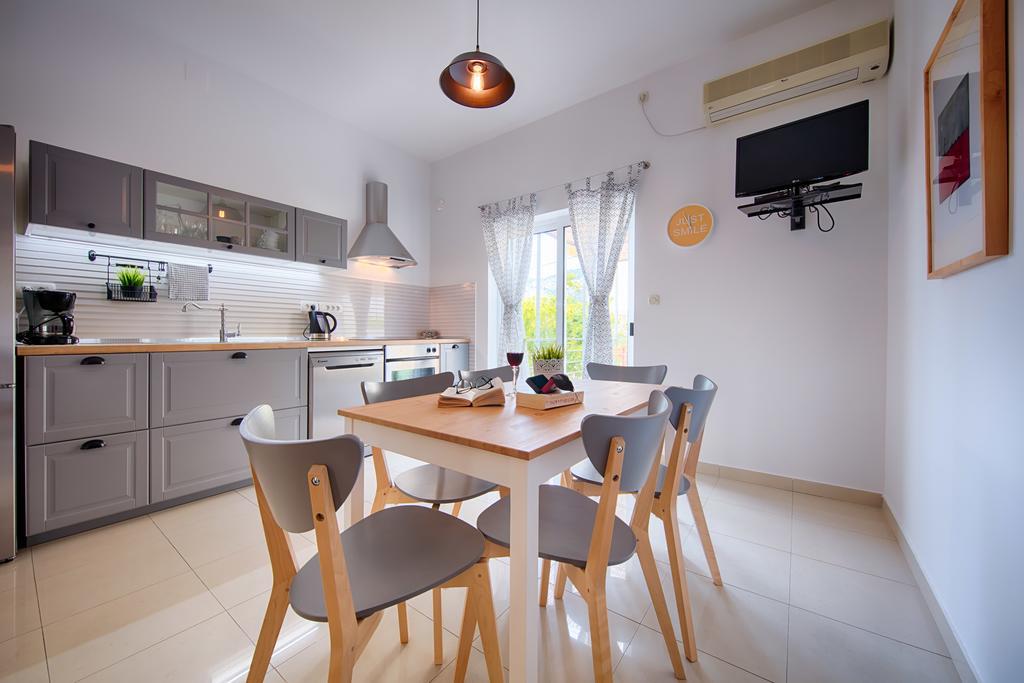 Apartments Zambarlin Komiža Esterno foto