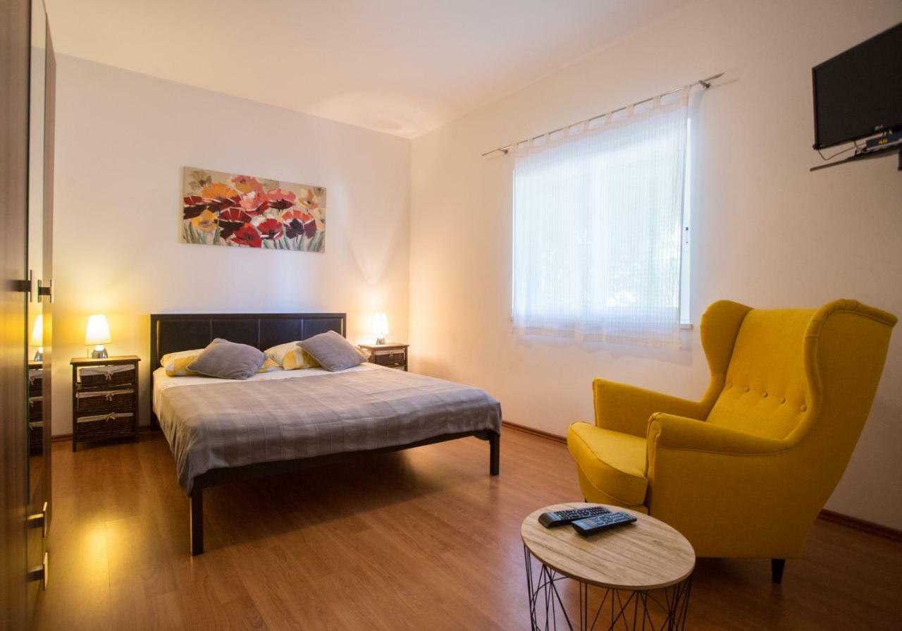 Apartments Zambarlin Komiža Esterno foto